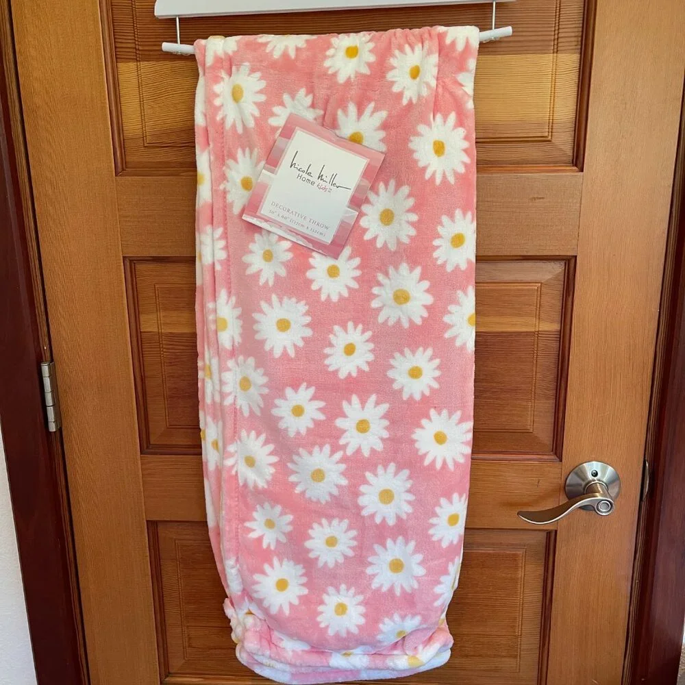 CLOSET CLOSE OUT SALE - Nicole Miller Daisy Throw 50X60 - NWT